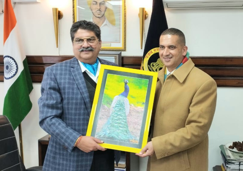 Nature Artis Harpreet Sandhu presented a portrait to the Deputy Commissioner
